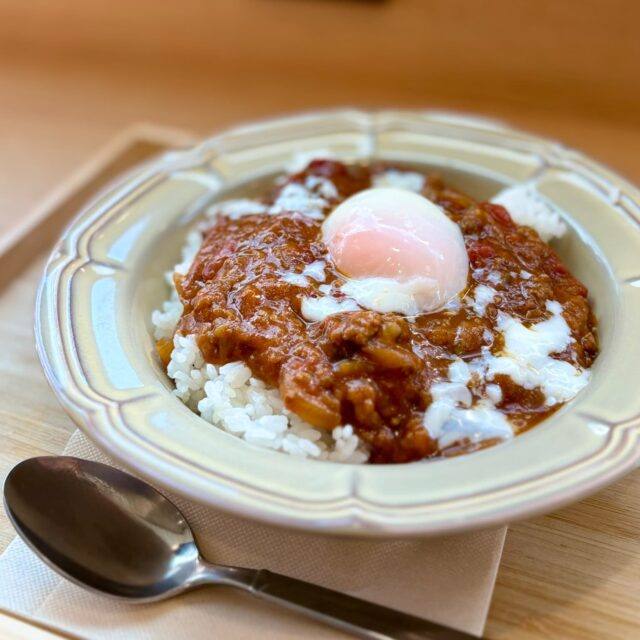 久屋大通｜オーガニックハーブティーが楽しめるカフェで味わう、ぷるぷる温玉の無水カレーランチ