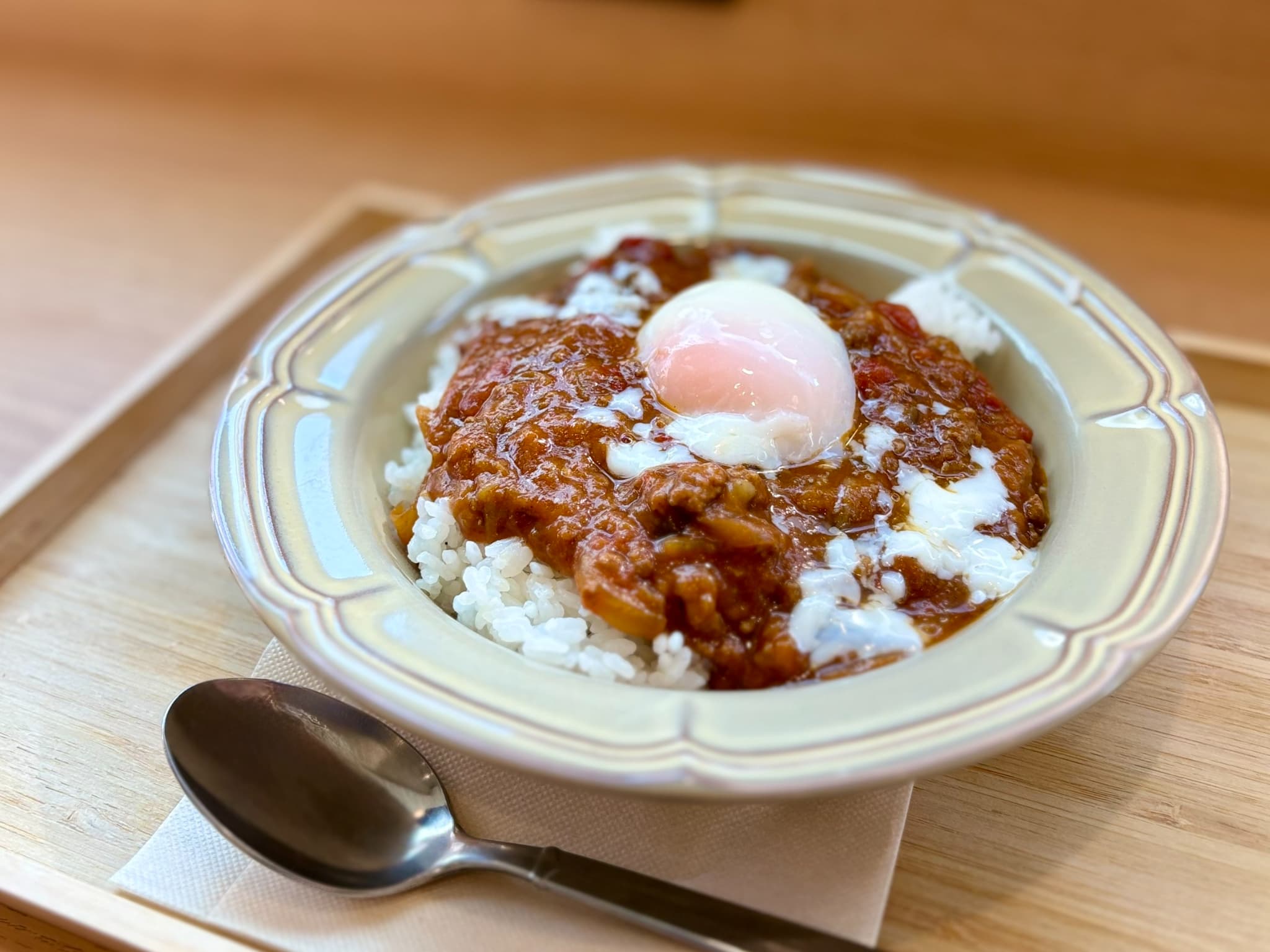 久屋大通｜オーガニックハーブティーが楽しめるカフェで味わう、ぷるぷる温玉の無水カレーランチ